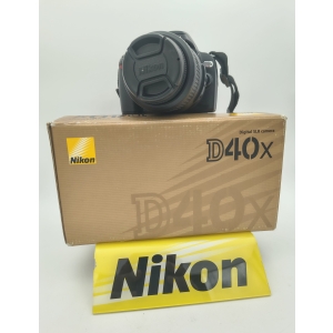 Nikon D40x + Nikkor AF-S 18-55mm f/3.5-5.6G VR (Scatti 30.952) USATO